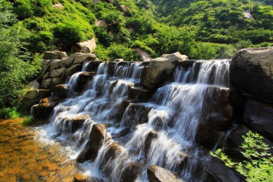 驱车百里 法护绿水青山